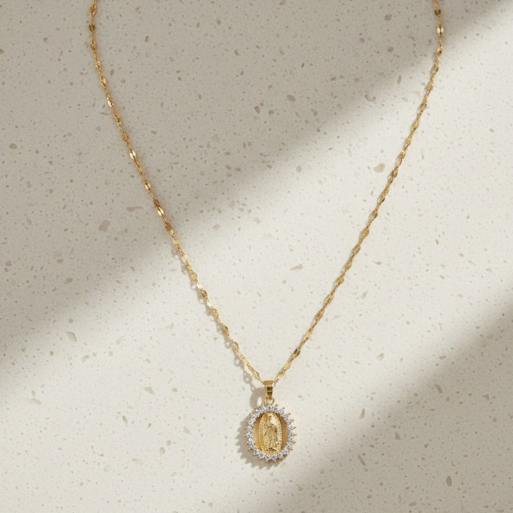 Gargantilha Nossa Senhora das Graças Banhada a Ouro 18k com Zircônias e Corrente