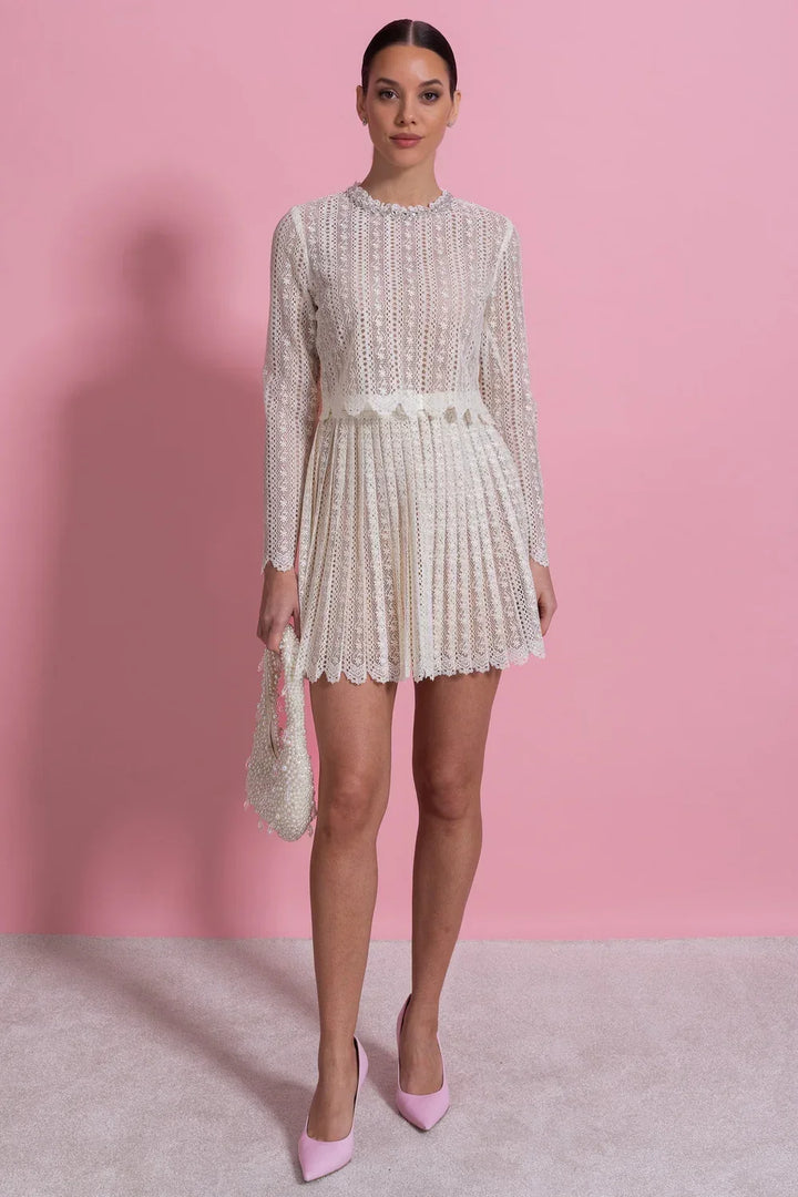 Vestido de Alta Alfaiataria em Renda com Detalhes Brilhantes