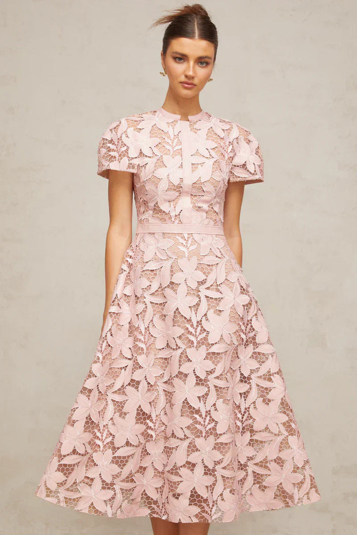 Vestido Elegante Bordado Floral, Renda Vazada e Corte em A