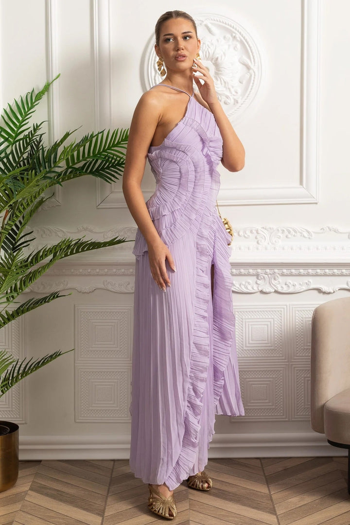 Vestido Midi Plissado Lavanda – Gola Halter, Babados em Cascata e Elegância Pura