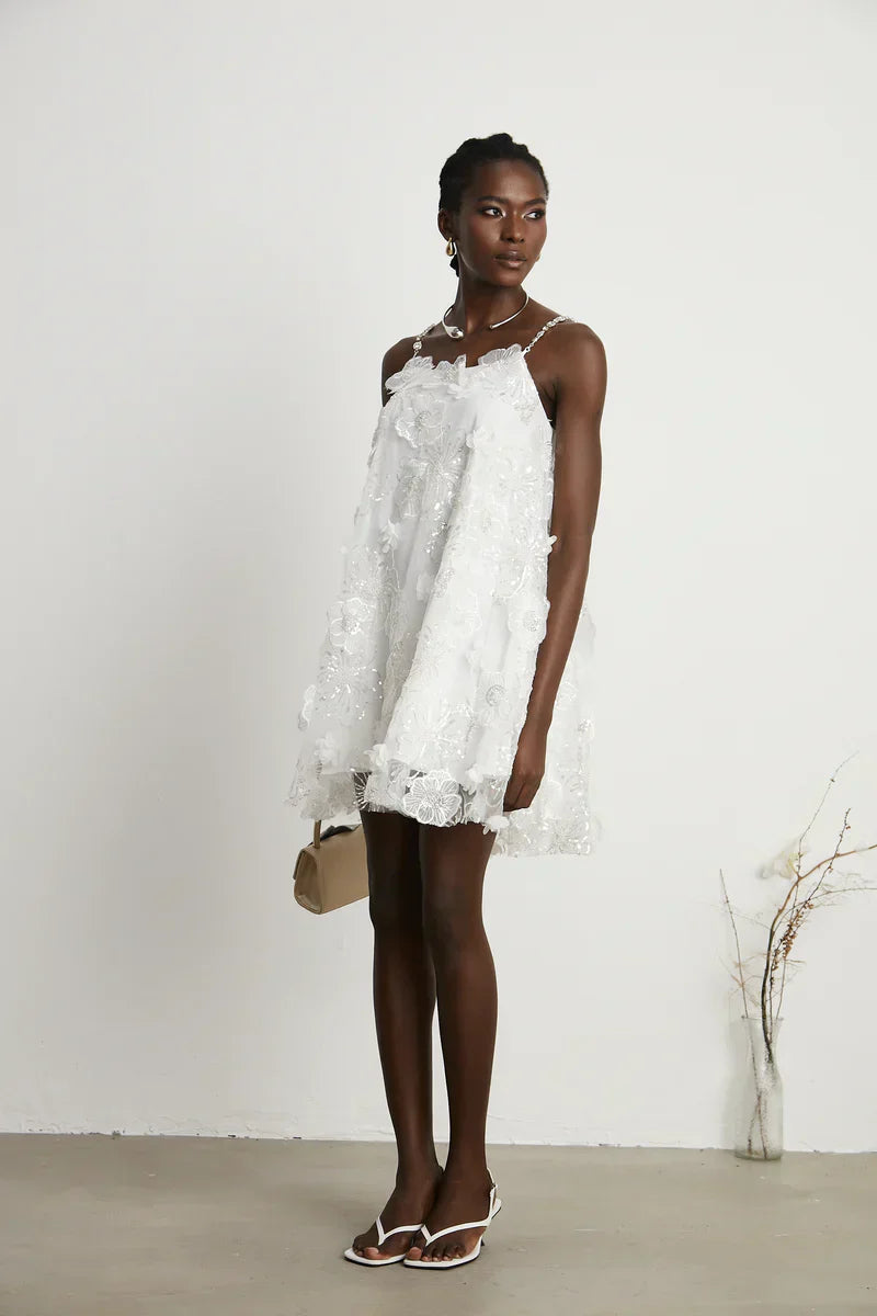 Vestido Bordado Floral, Cristais Manuais e Alças Delicadas