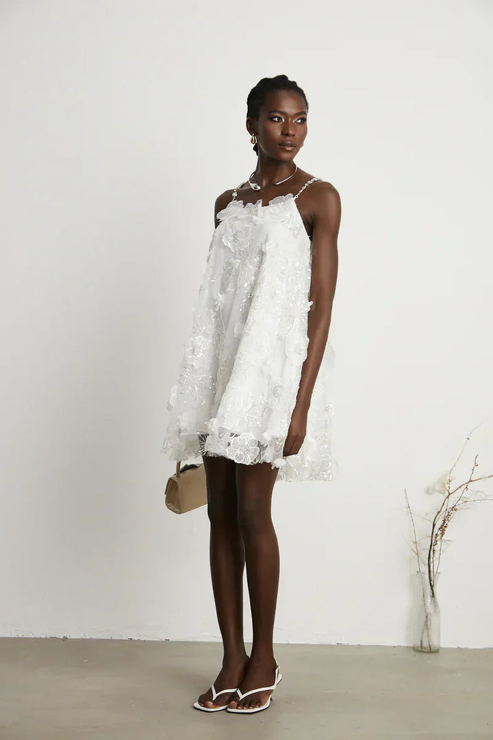 Vestido Bordado Floral, Cristais Manuais e Alças Delicadas