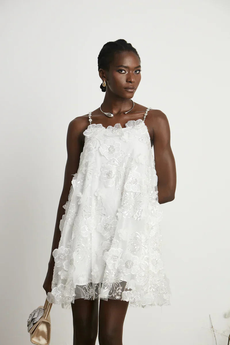 Vestido Bordado Floral, Cristais Manuais e Alças Delicadas