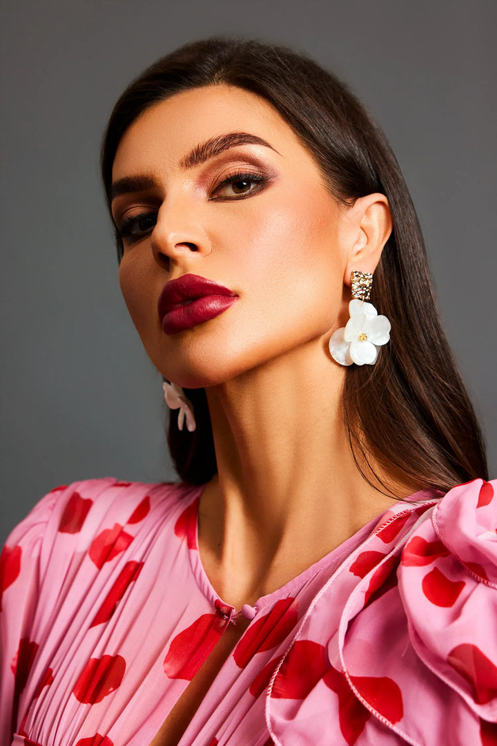 Brincos Florais Vintage Dourado com Pétalas Elegantes
