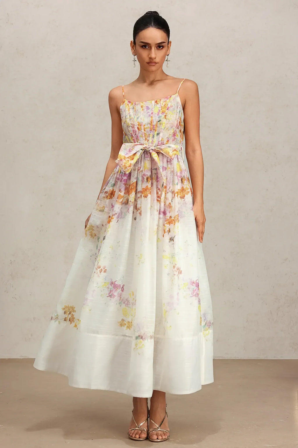 Vestido Midi Retrô com Alças Fina, Caimento Estruturado e Cintura Marcada