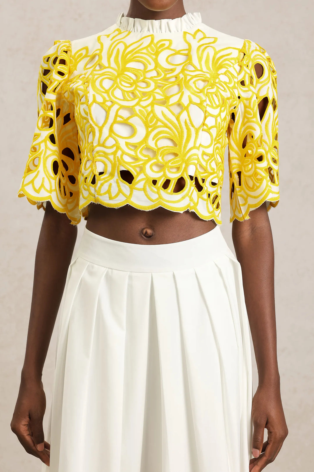 Conjunto Elegância Bordada com Top Curto e Saia Midi de Cintura Alta