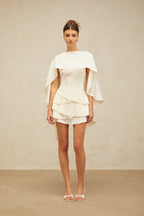 Vestido Escultural com Babados Assimétricos e Detalhe Estilo Xale