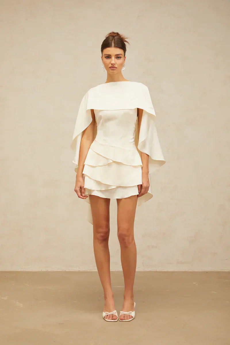 Vestido Escultural com Babados Assimétricos e Detalhe Estilo Xale