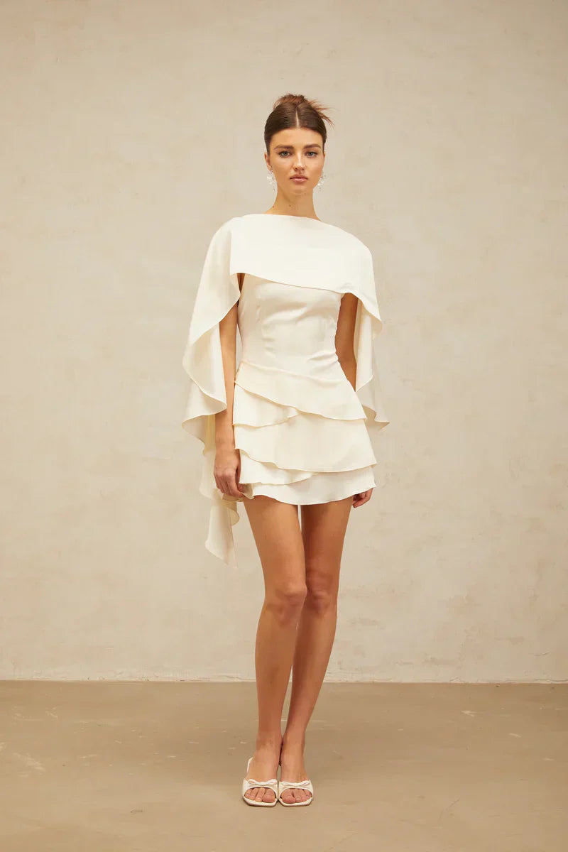 Vestido Escultural com Babados Assimétricos e Detalhe Estilo Xale