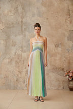 Vestido Contraste de Cores e Silhueta Alongada