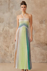 Vestido Contraste de Cores e Silhueta Alongada