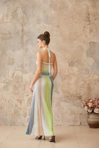 Vestido Contraste de Cores e Silhueta Alongada