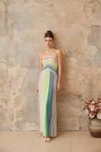 Vestido Contraste de Cores e Silhueta Alongada