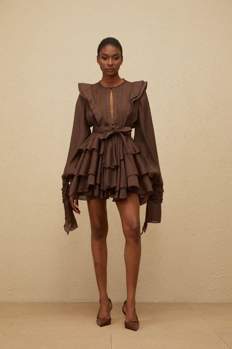Vestido Curto Estruturado em Camadas Sofisticado
