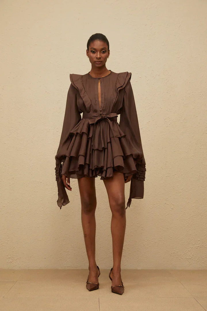 Vestido Curto Estruturado em Camadas Sofisticado