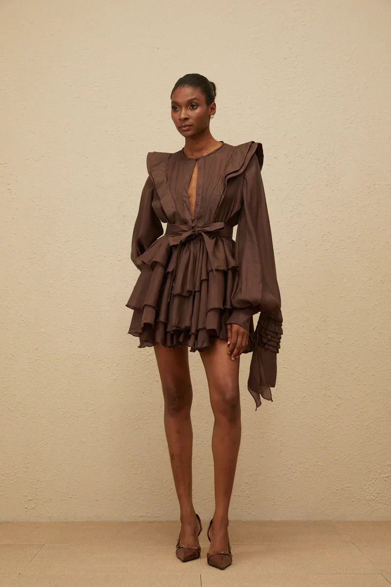 Vestido Curto Estruturado em Camadas Sofisticado