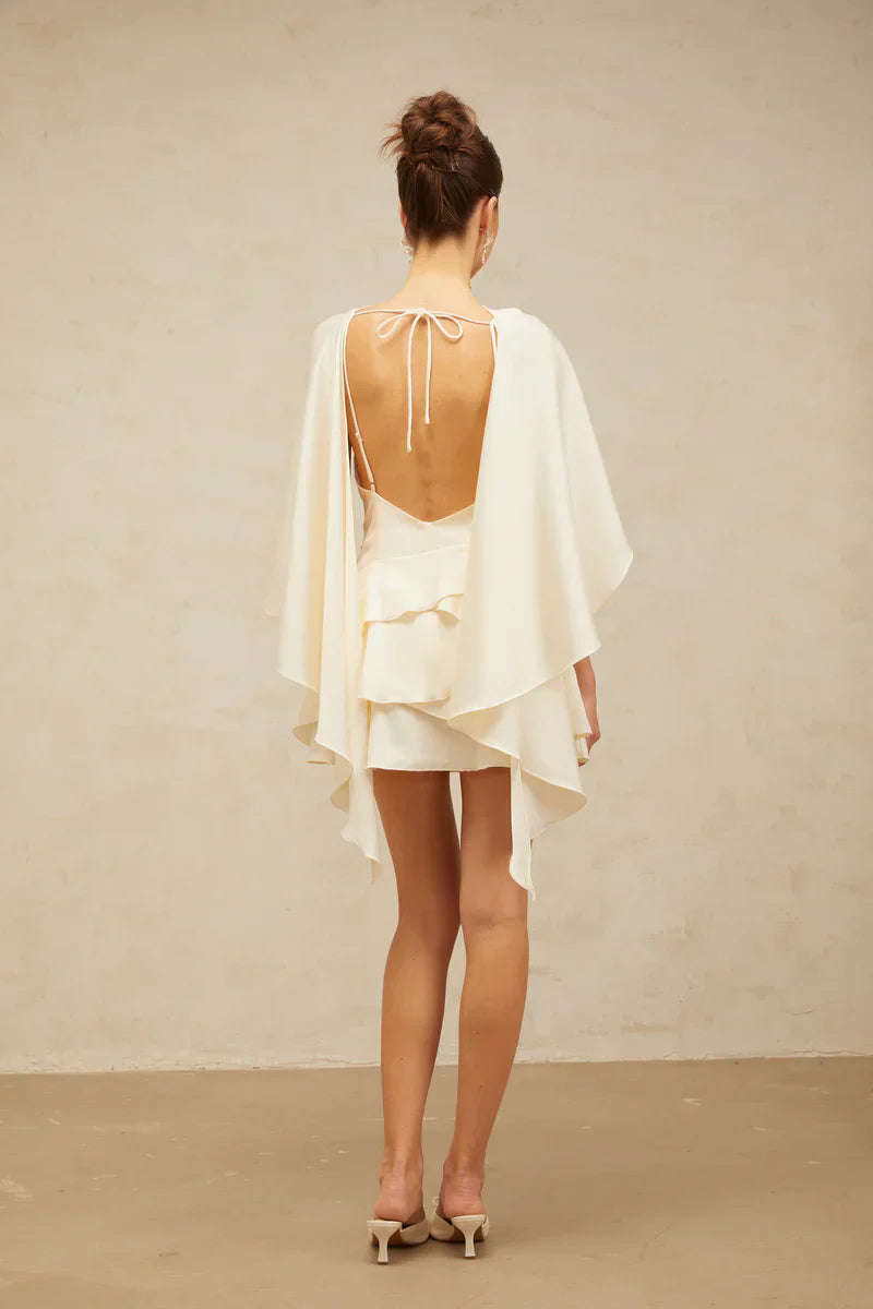 Vestido Escultural com Babados Assimétricos e Detalhe Estilo Xale