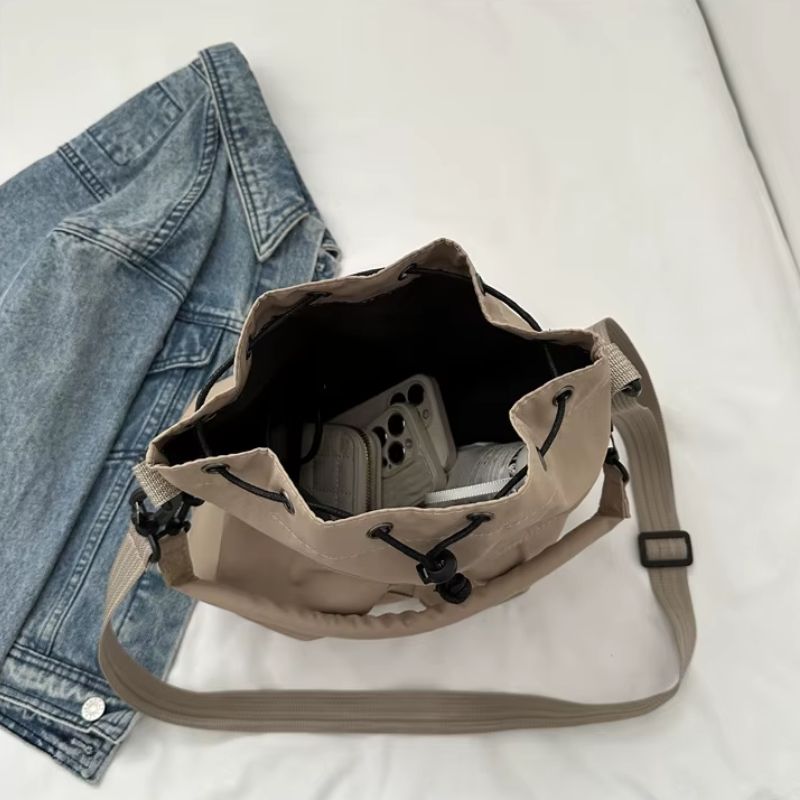 Bolsa Feminina de Nylon Bruna