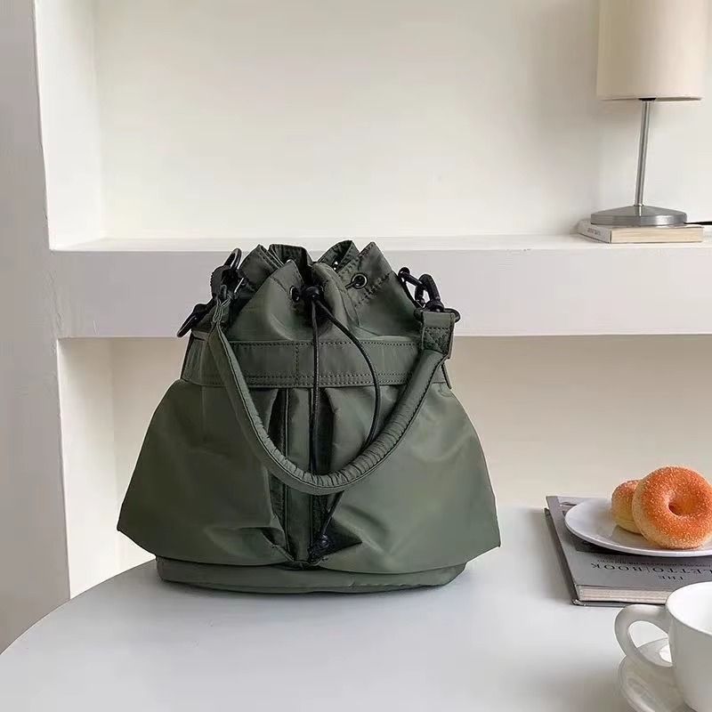 Bolsa Feminina de Nylon Bruna