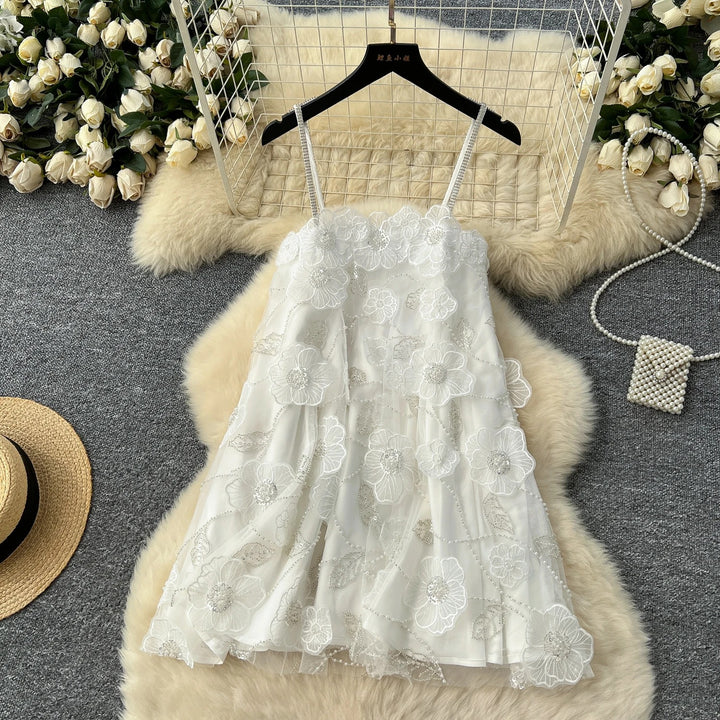 Vestido Bordado Floral, Cristais Manuais e Alças Delicadas