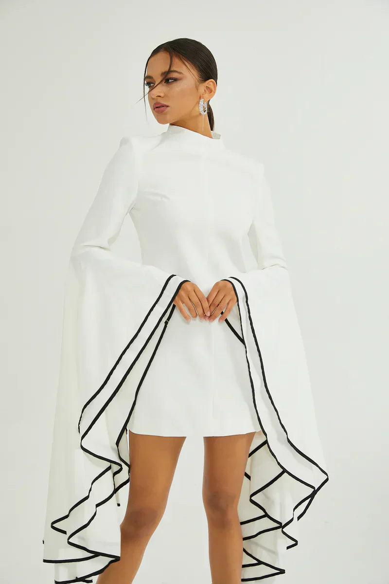 Vestido Curto com Mangas Sino em Alfaiataria Branca