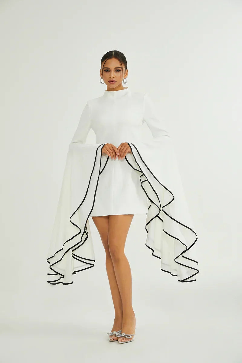 Vestido Curto com Mangas Sino em Alfaiataria Branca