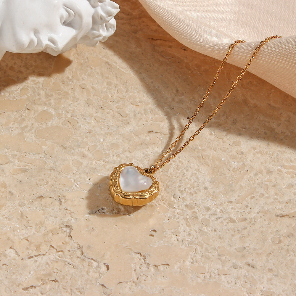 Colar com Pingente Coração e Madrepérola Shell Love Banhado a Ouro 18K