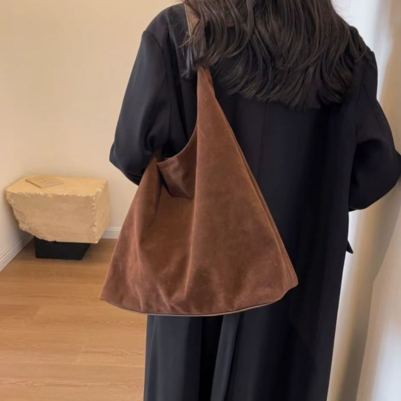 Bolsa Feminina de Ombro Tipo Saco em Suede Sintético Estilo Camurça Ayla