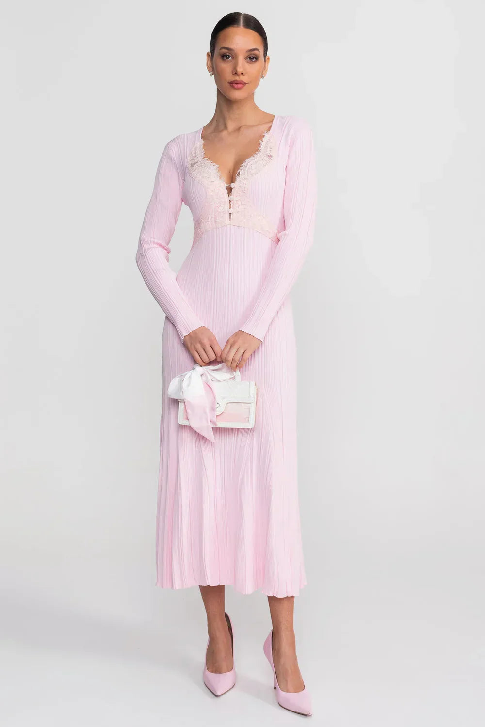 Vestido Midi em Tricô Canelado com Detalhes em Renda e Modelagem Sereia
