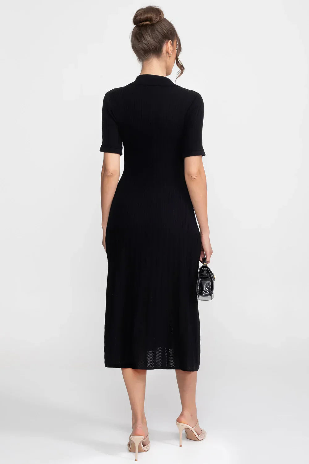 Vestido Midi em Tricô Canelado com Gola Boneca e Saia Plissada