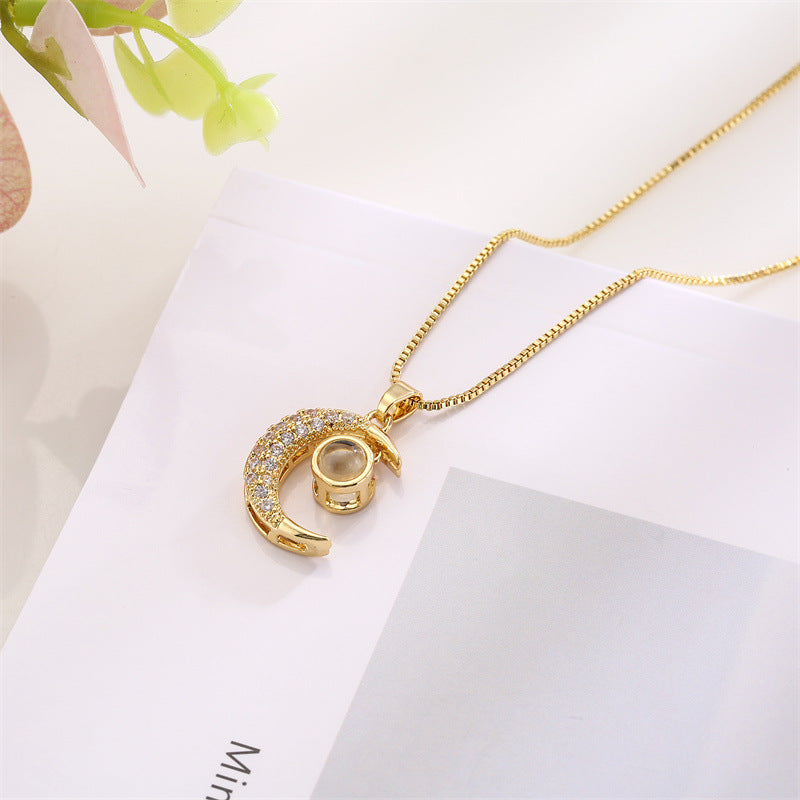 Gargantilha com Pingente de Lua Cravejado com Zircônias Banhado a Ouro 14K