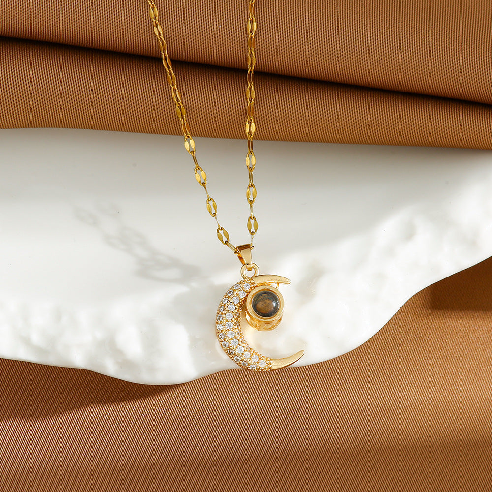 Gargantilha com Pingente de Lua Cravejado com Zircônias Banhado a Ouro 14K