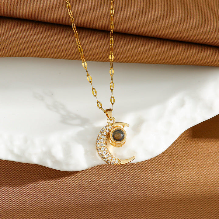 Gargantilha com Pingente de Lua Cravejado com Zircônias Banhado a Ouro 14K