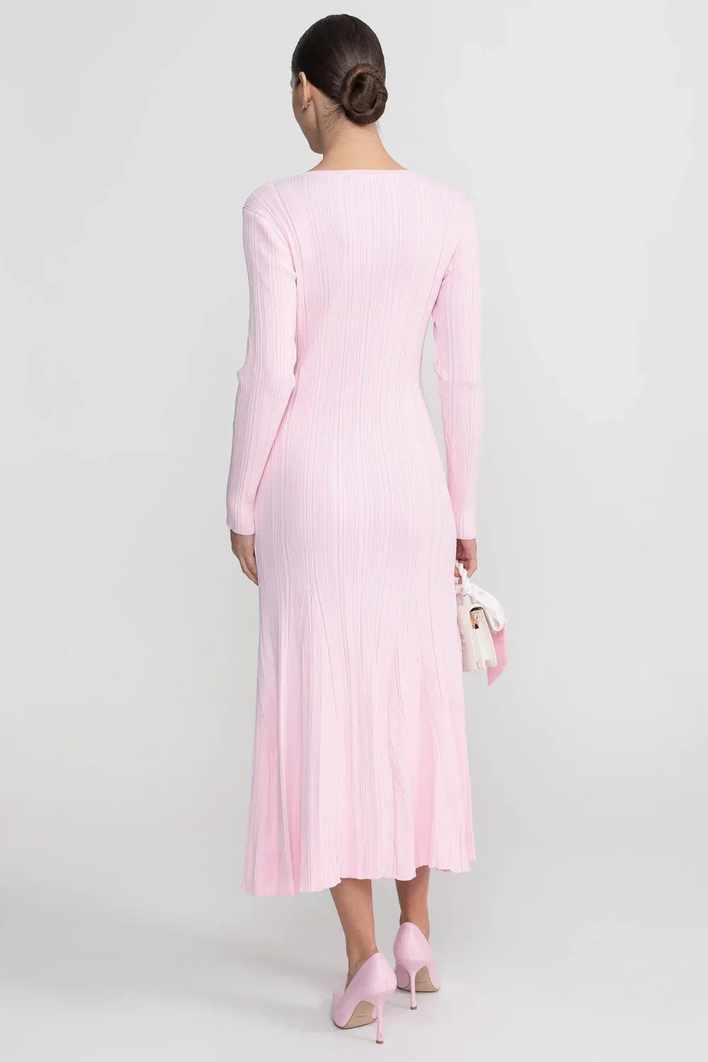 Vestido Midi em Tricô Canelado com Detalhes em Renda e Modelagem Sereia