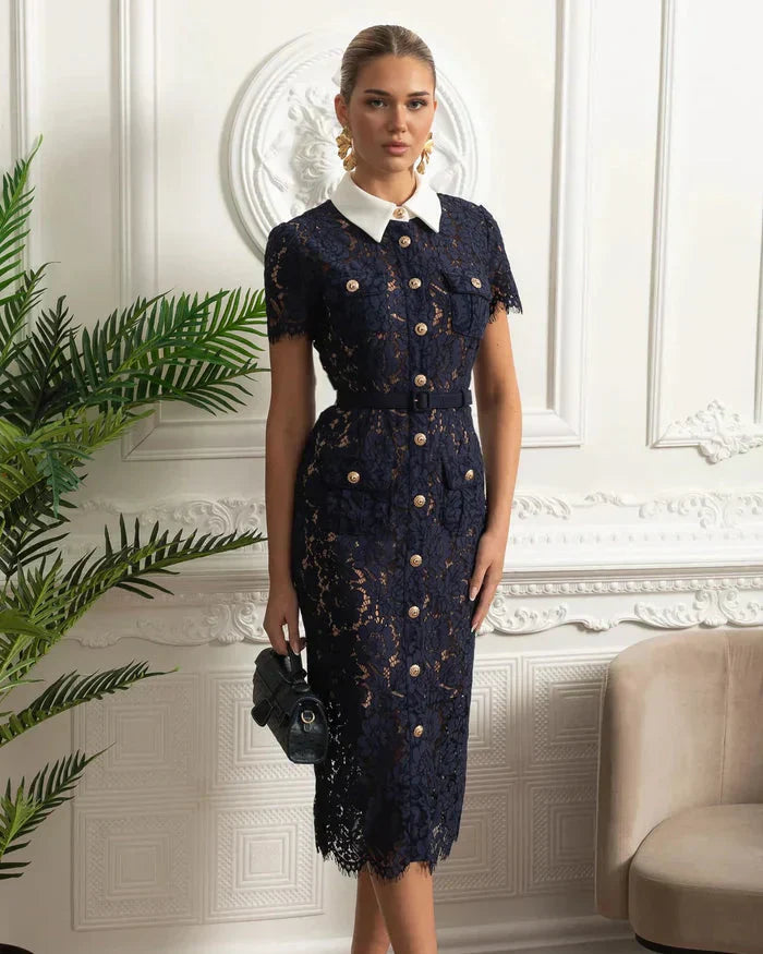 Vestido de Renda Luxo – Bordado Elegante, Botões Metalizados e Fenda Lateral