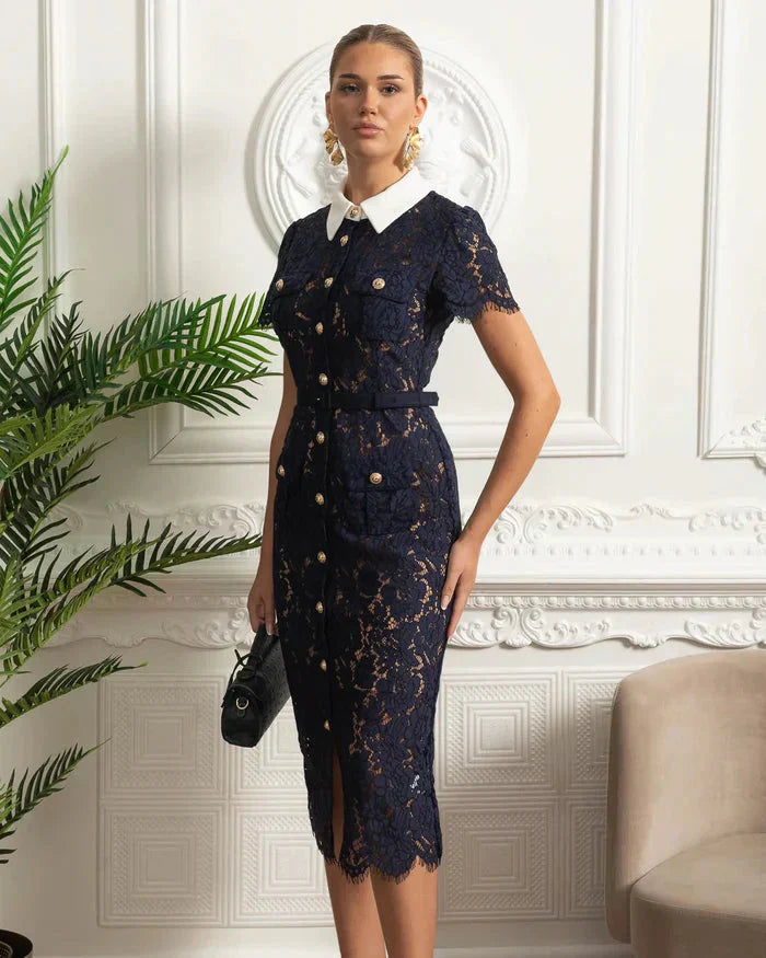 Vestido de Renda Luxo – Bordado Elegante, Botões Metalizados e Fenda Lateral