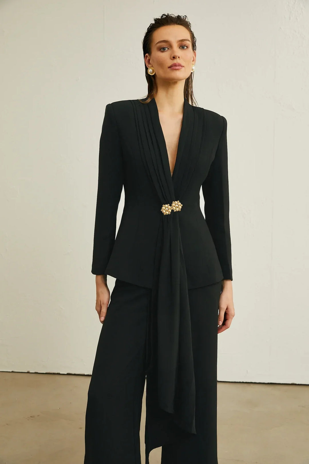 Conjunto de Inverno Linha Nobre: Casaco com Gola Plissada e Calça de Corte Reto