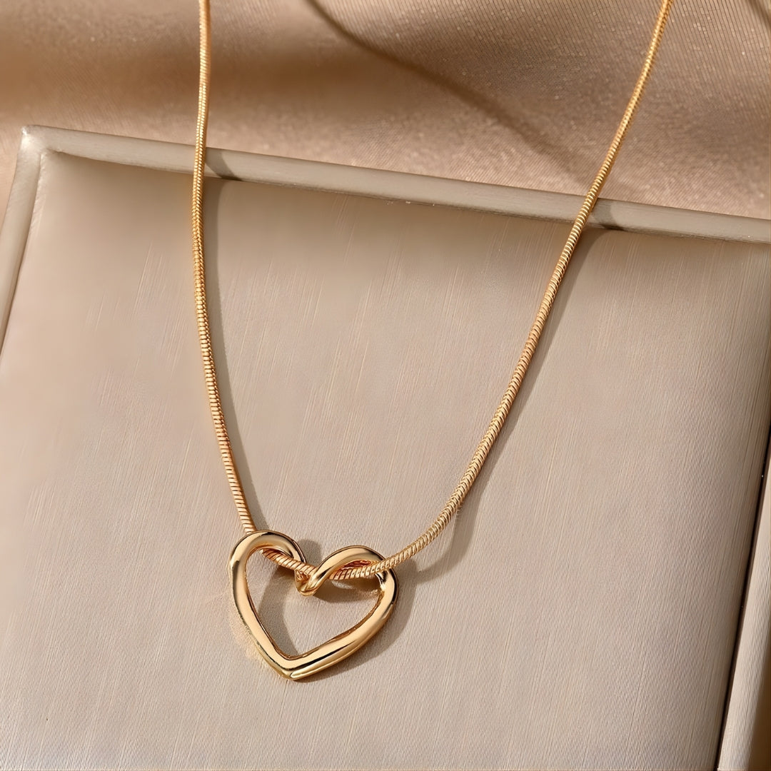 Colar Minimalista Pingente Coração Vazado • Hollow Heart