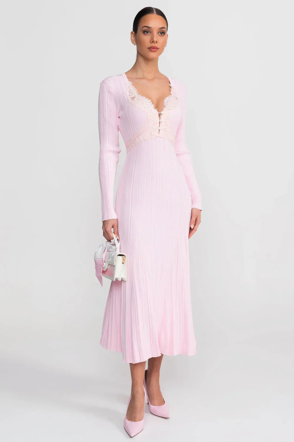 Vestido Midi em Tricô Canelado com Detalhes em Renda e Modelagem Sereia