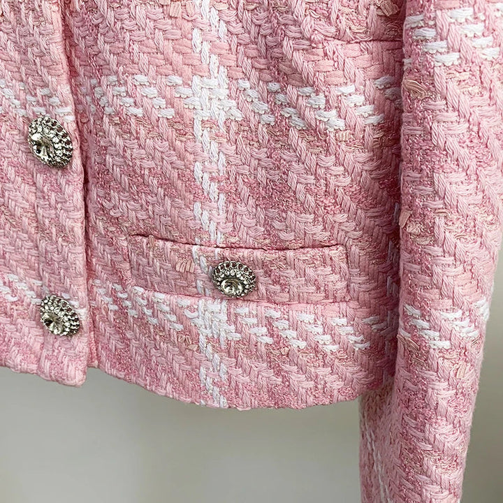 Blazer Curto de Tweed Rosa: Elegância em Tons Pastéis e Acabamento de Luxo
