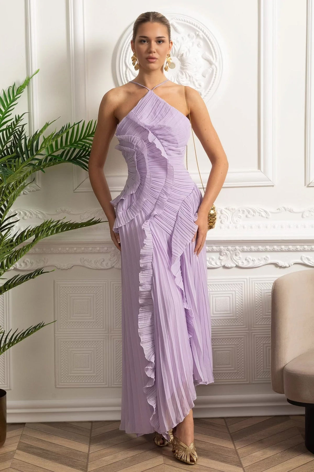 Vestido Midi Plissado Lavanda – Gola Halter, Babados em Cascata e Elegância Pura