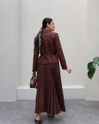 Conjunto Elegante com Casaco Alongado e Saia Plissada – Sofisticação em Dois Tempos