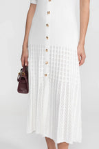 Vestido Midi em Tricô Canelado com Gola Boneca e Saia Plissada