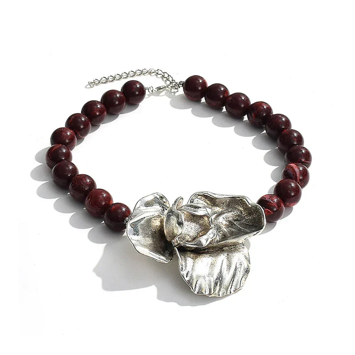Colar Choker Flor Grande – Contas de Resina Douradas | Acessório Marcante