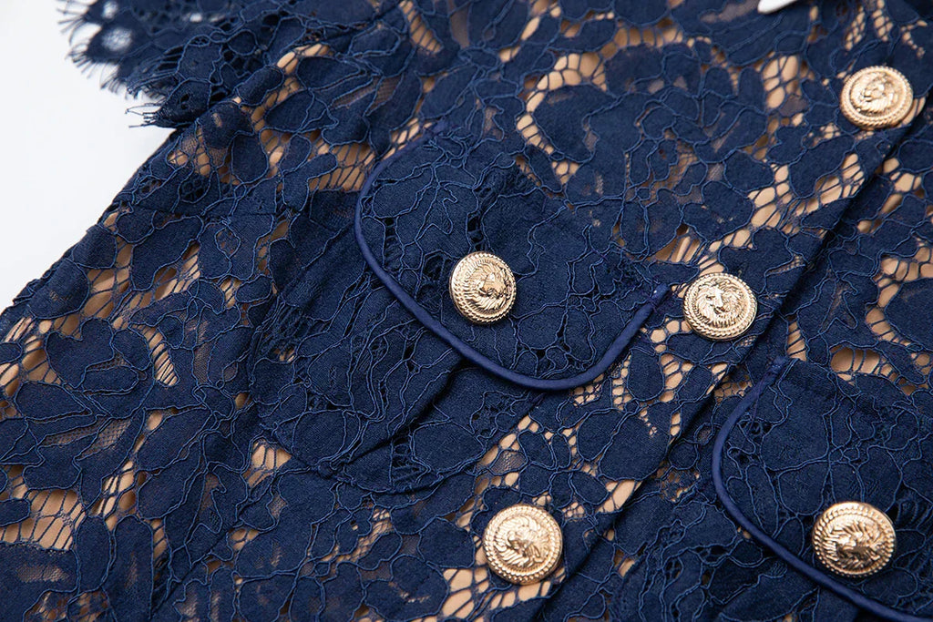 Vestido de Renda Luxo – Bordado Elegante, Botões Metalizados, Manga Curta