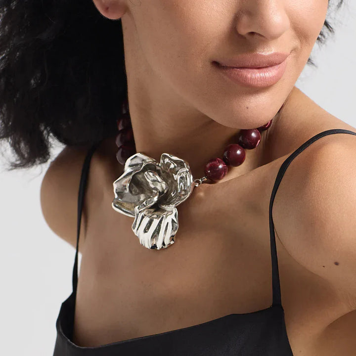 Colar Choker Flor Grande – Contas de Resina Douradas | Acessório Marcante