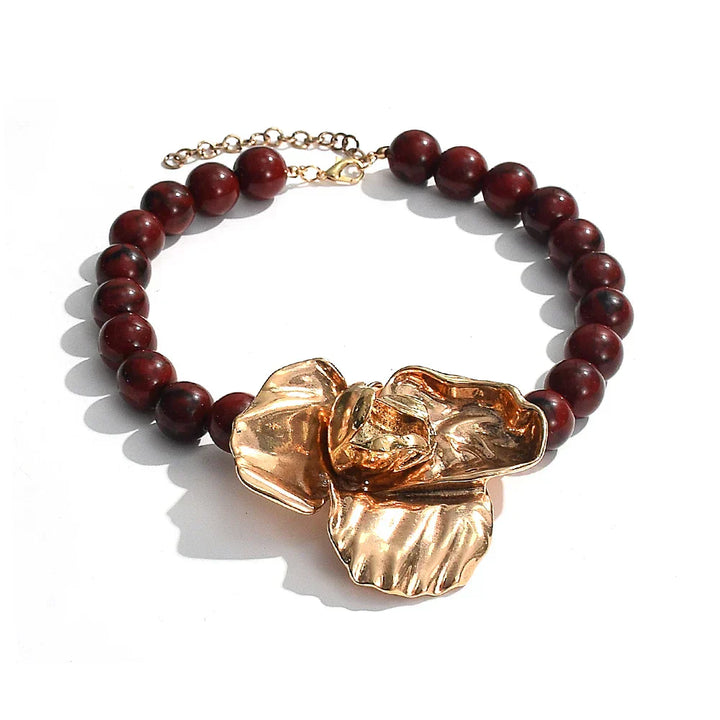 Colar Choker Flor Grande – Contas de Resina Douradas | Acessório Marcante