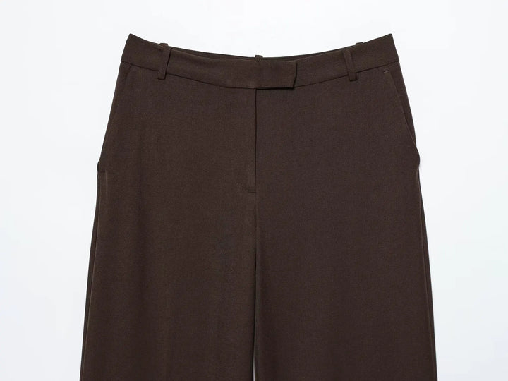 Conjunto Contemporâneo Sem Mangas com Cinto e Calça de Alfaiataria