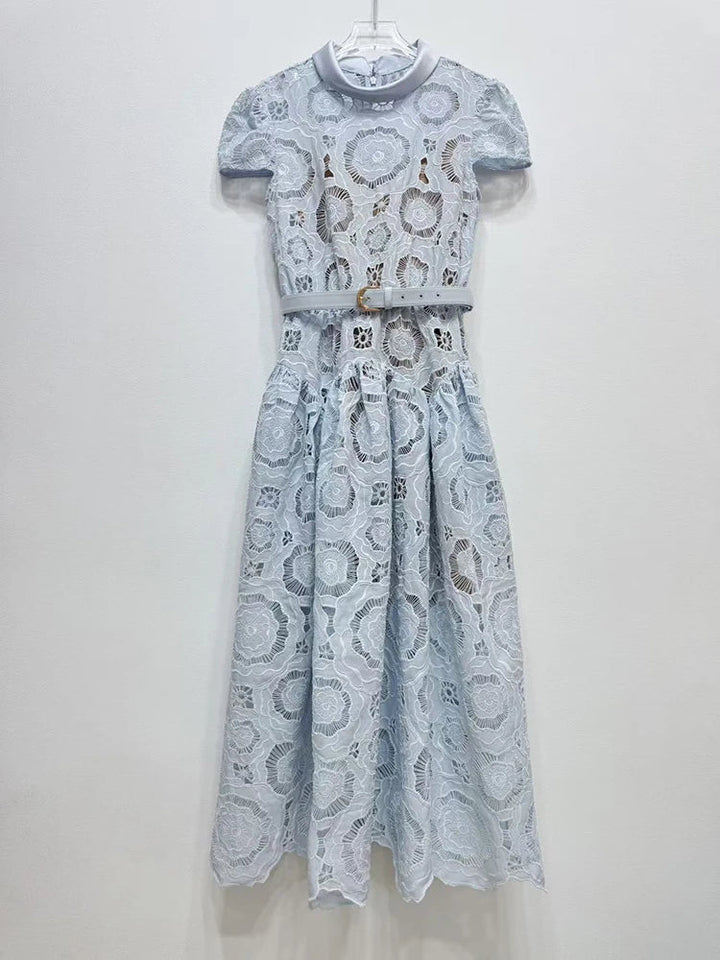 Midi Romântico em Renda Vazada com Cinto e Decote Elegante