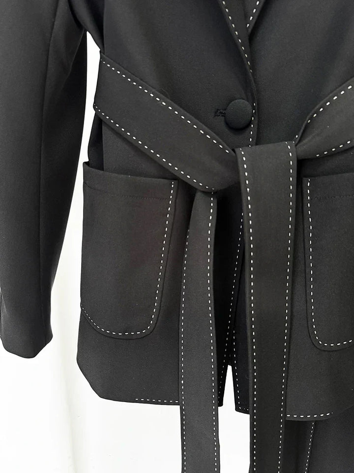 Conjunto de Alfaiataria: Blazer Acinturado com Cinto e Calça Reta